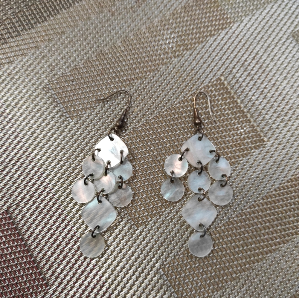 delicate coconut shell dangling earrings - Picture 2 of 2